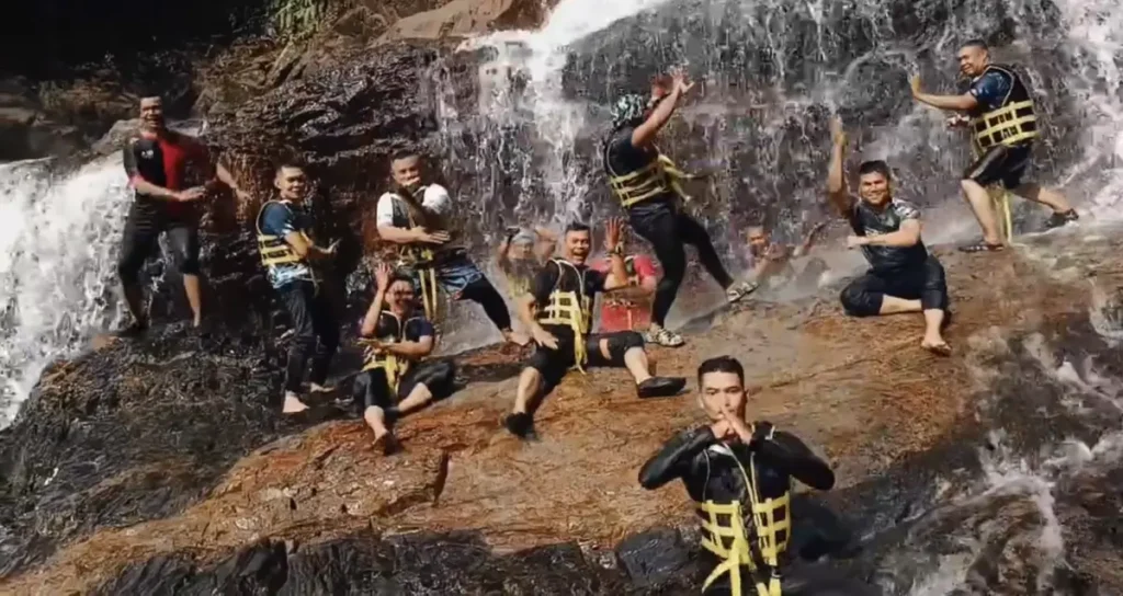 Peserta Unit Keselamatan MOF menikmati aktiviti team bonding di Air Terjun Lasir, Tasik Kenyir