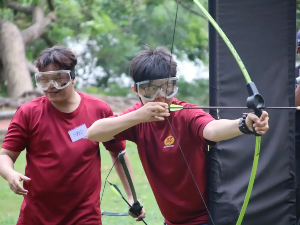 Peserta Ban Zen Motors menjalani aktiviti Archery Combat di Melaka