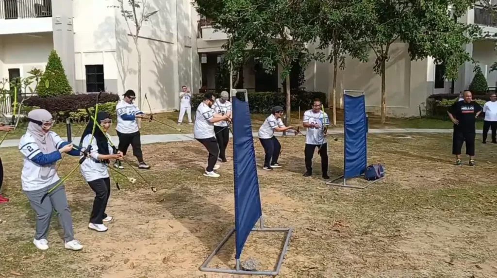 Aktiviti Archery Combat dalam kursus team building Petronas FSPO