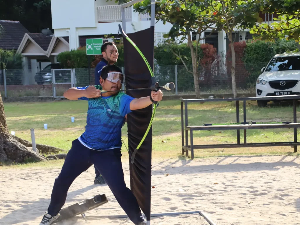 Peserta TNB Genco BDX menyertai aktiviti archery team building di Port Dickson