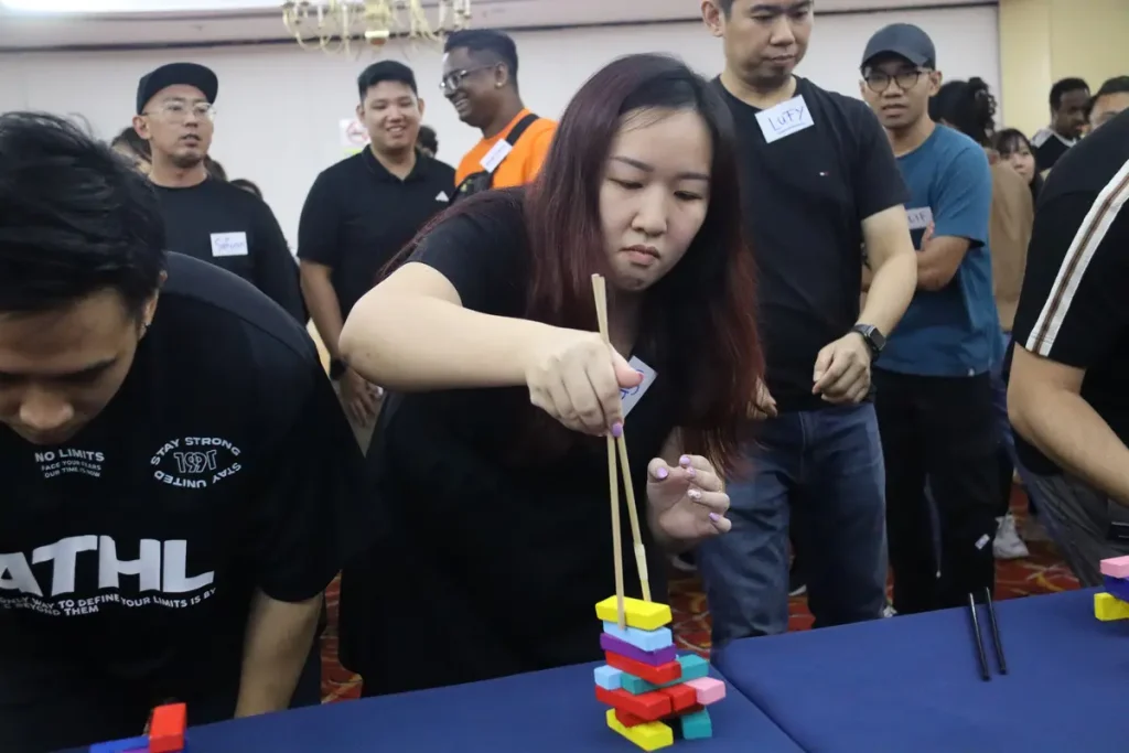 Peserta Shell Global HR menjalani aktiviti experiential learning dalam program team building di Melaka