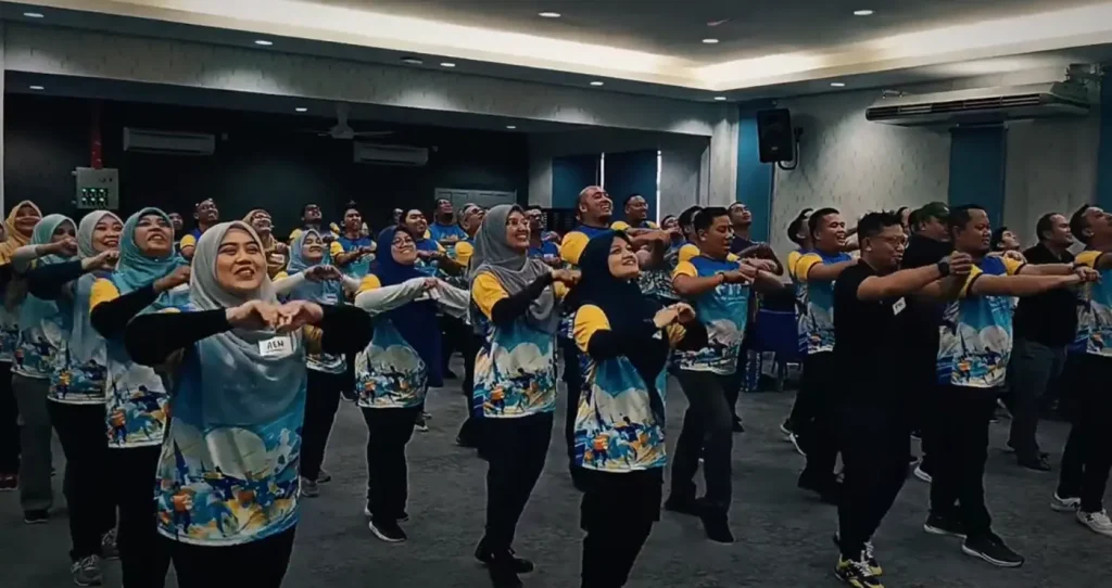 Peserta FAMA menyertai aktiviti indoor semasa program team building di Institut Latihan FAMA