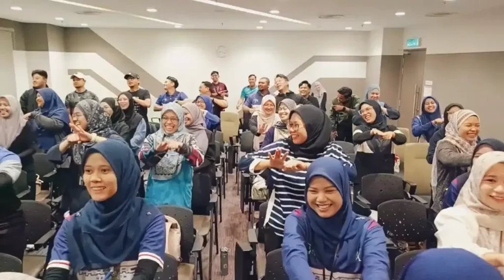 Aktiviti indoor team building melibatkan peserta Jabatan Farmasi HASA UiTM