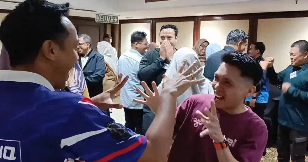 Peserta KPKM menyertai aktiviti indoor team building di Primula Beach Resort