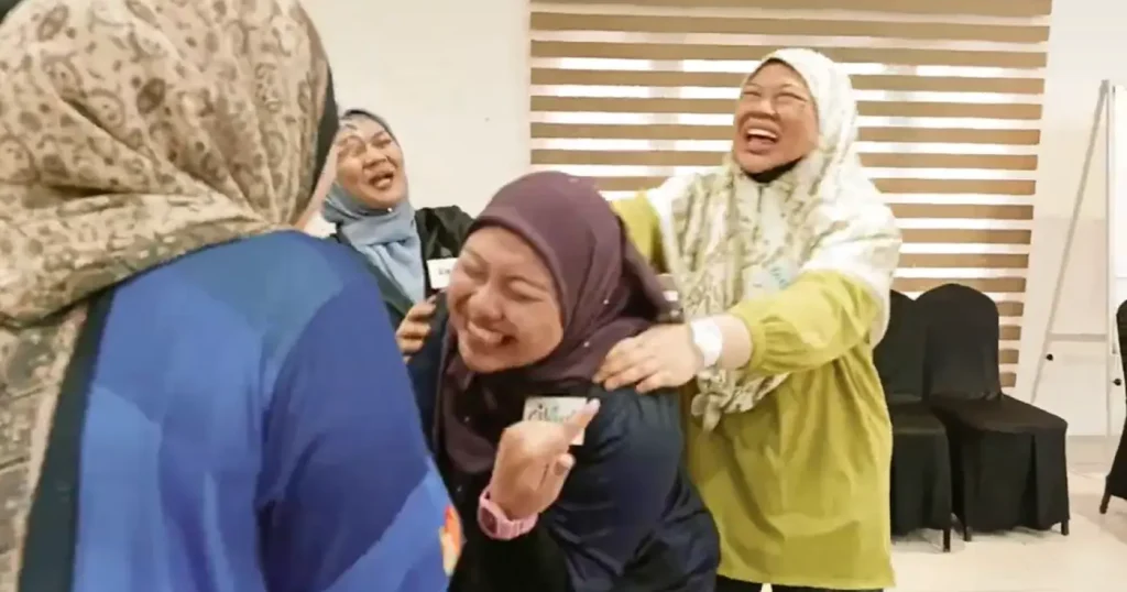 Peserta MBSA Audit Team bekerjasama dalam aktiviti indoor