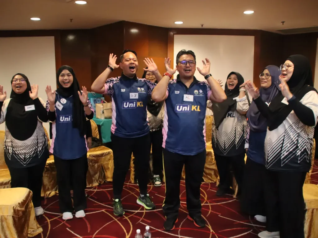 Peserta UniKL RCMP CEO Office terlibat aktif dalam aktiviti indoor team building di Port Dickson