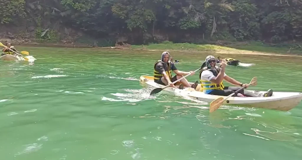 Peserta Unit Keselamatan MOF bekerjasama dalam aktiviti kayaking di Tasik Kenyir