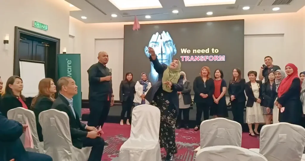 Peserta Tupperware Malaysia menjalani aktiviti berkumpulan dalam program team building di Putrajaya