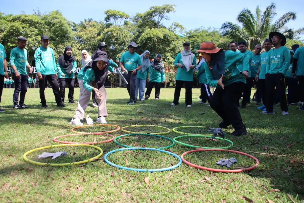 Peserta MIROS menjalankan aktiviti outdoor team building secara berkumpulan