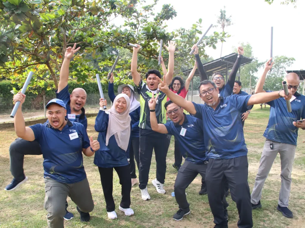 Peserta TNB Genco BDX menjalankan aktiviti outdoor secara berkumpulan di Port Dickson