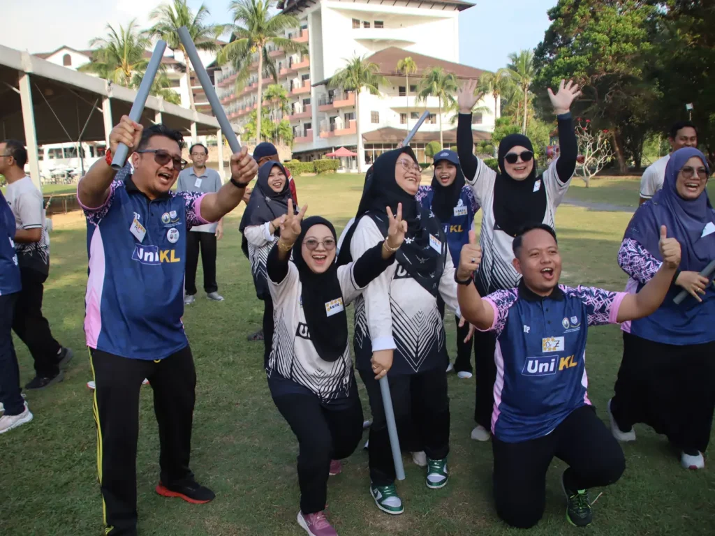 Peserta UniKL RCMP CEO Office bekerjasama dalam aktiviti outdoor team building di Thistle Port Dickson