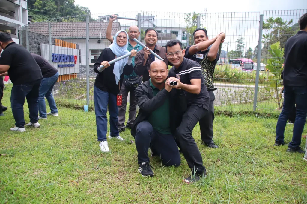 Peserta TNB Genco Academy menjalankan aktiviti tambahan secara berkumpulan