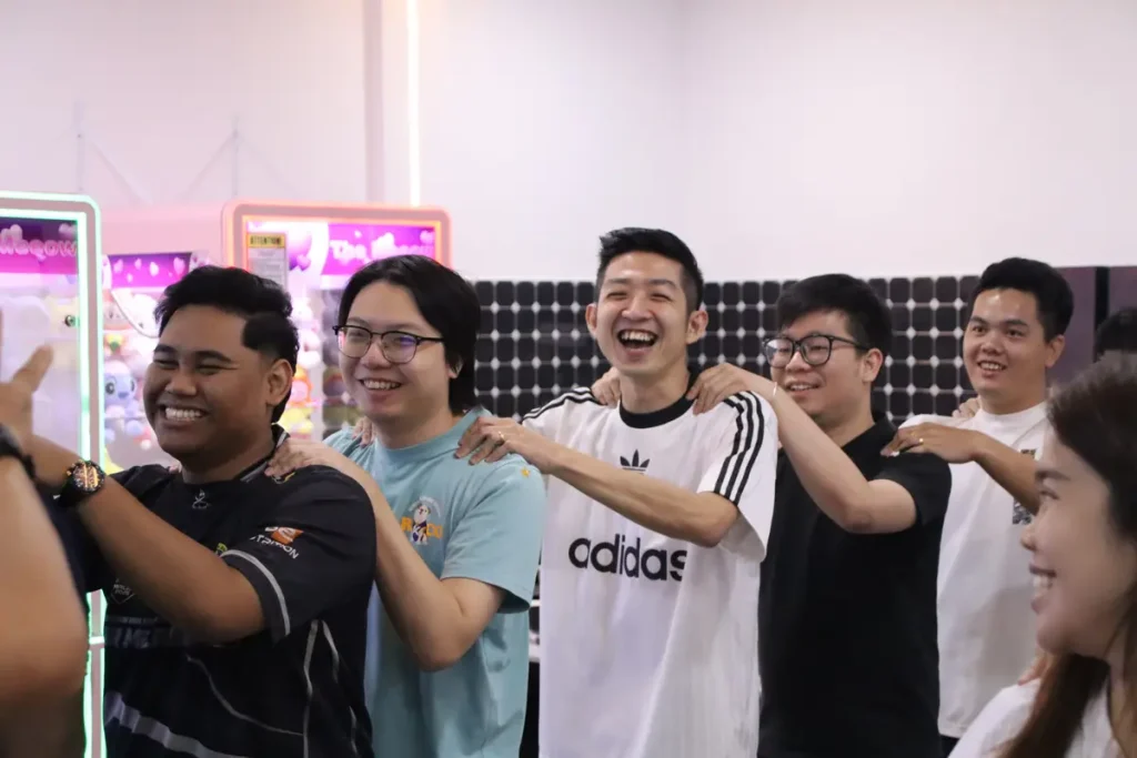 Peserta Kim Kok Enterprise berinteraksi dalam aktiviti team bonding semasa retreat di Melaka