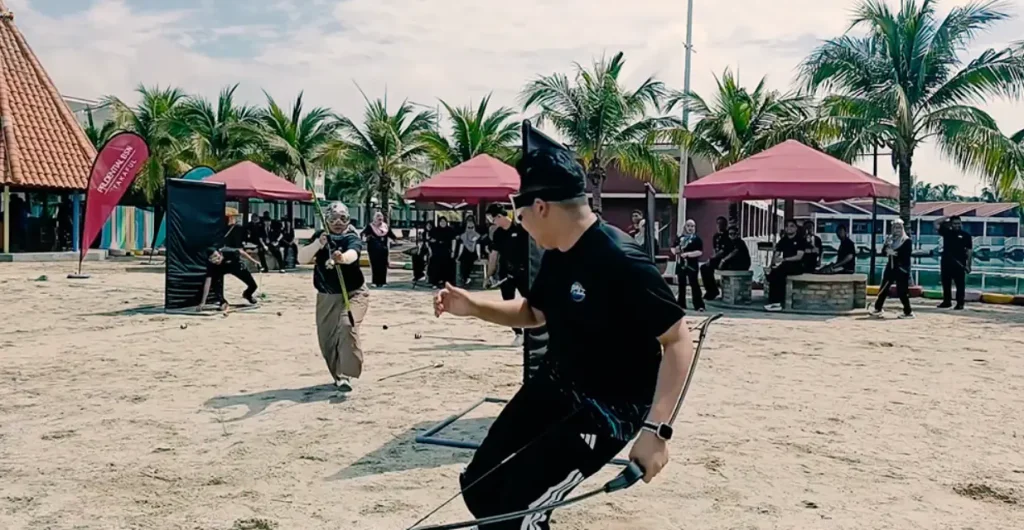 Peserta Prudential BSN Takaful menyertai aktiviti Archery Combat di Port Dickson