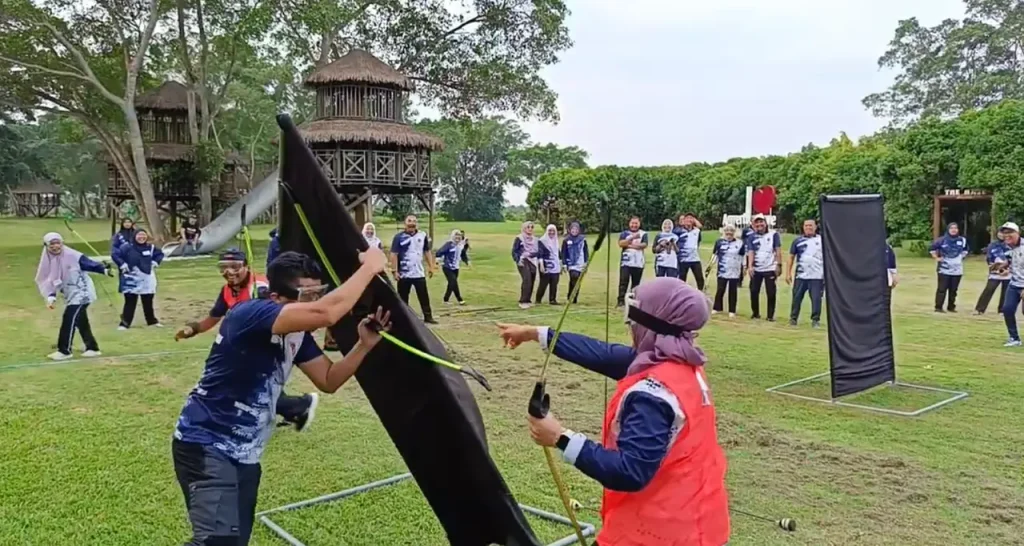 Peserta PNS SUK Selangor menyertai Archery Combat semasa team building di Amverton Cove