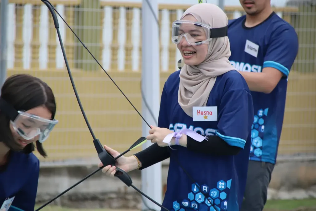 Peserta Hospital Cyberjaya menjalani aktiviti Archery Combat semasa team building di Morib