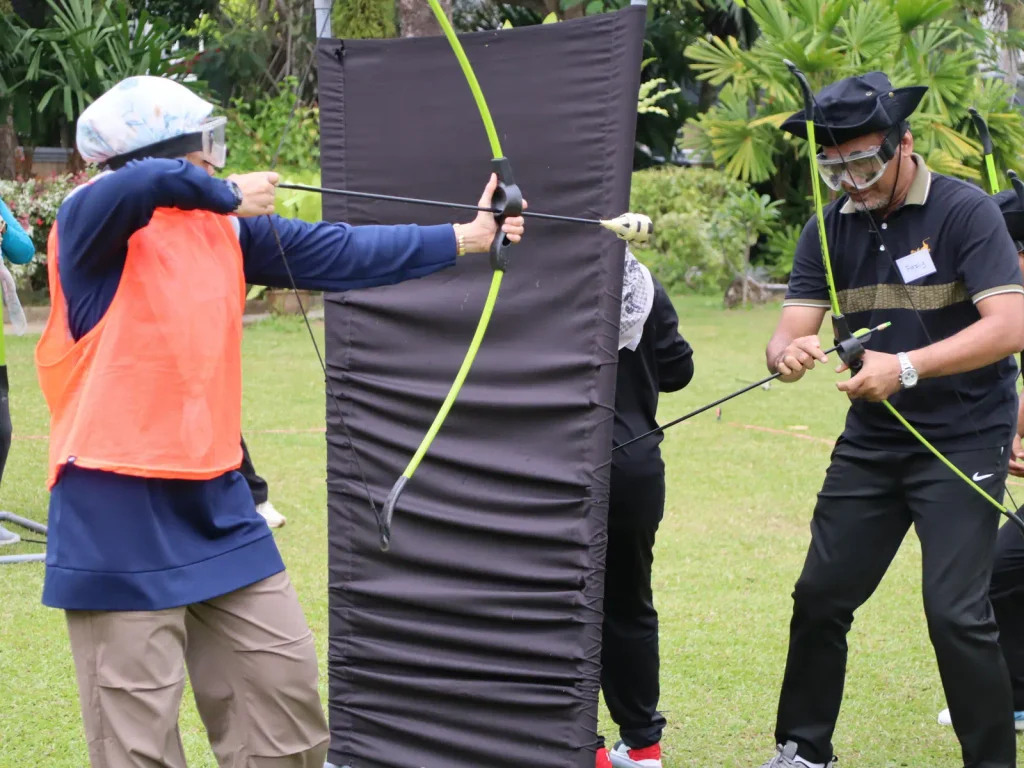 Peserta SUK Negeri Sembilan menyertai Archery Combat di padang AnCasa Resort Port Dickson