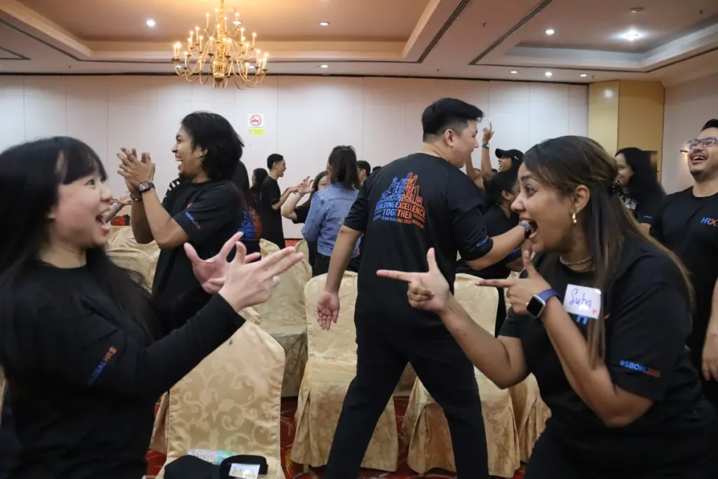 Peserta Shell Global HR menunjukkan penglibatan aktif semasa dinner night dan mic challenge