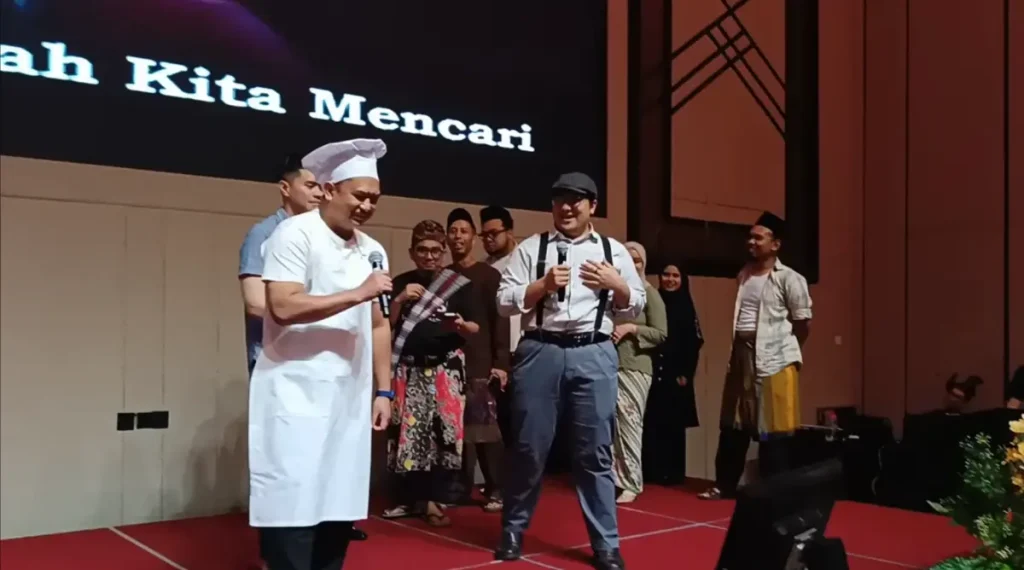 Peserta Petronas FSPO menyertai Mic Challenge semasa Gala Night tema 60-an