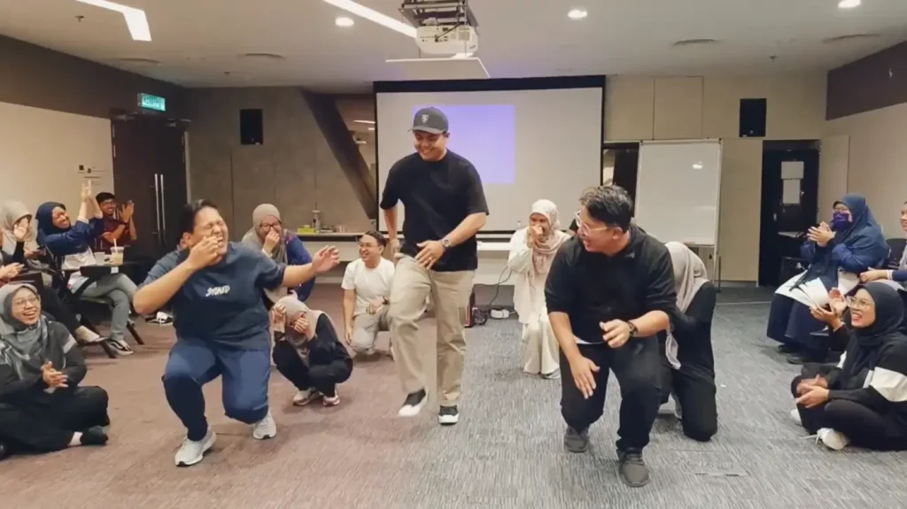Peserta HASA UiTM bekerjasama dalam aktiviti berkumpulan semasa kursus team building