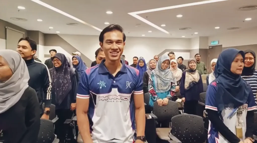 Peserta Jabatan Farmasi HASA UiTM menyertai kursus team building di Puncak Alam