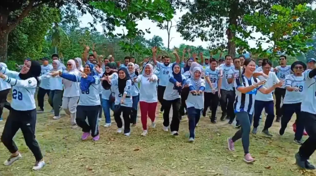 Peserta Petronas FSPO mengikuti kursus team building di Melaka