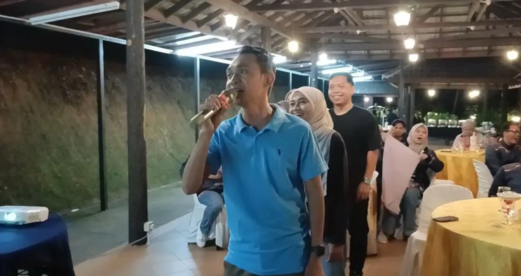 Peserta JKT KPKT menyertai Mic Challenge semasa BBQ Dinner di Cherengin Hills