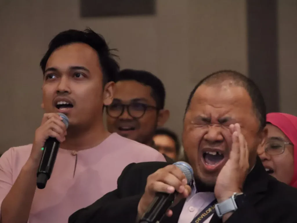 Peserta TNB Genco BDX menyertai mic challenge semasa program team building