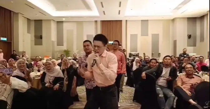 Peserta TNB Genco BDX menyertai Mic Challenge semasa majlis makan malam di Villea Resort Port Dickson