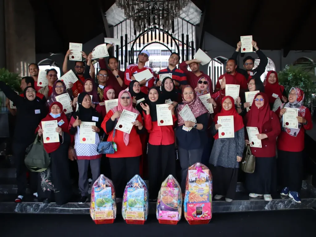 Peserta UniKL RCMP SDCL menerima sijil selepas program team building