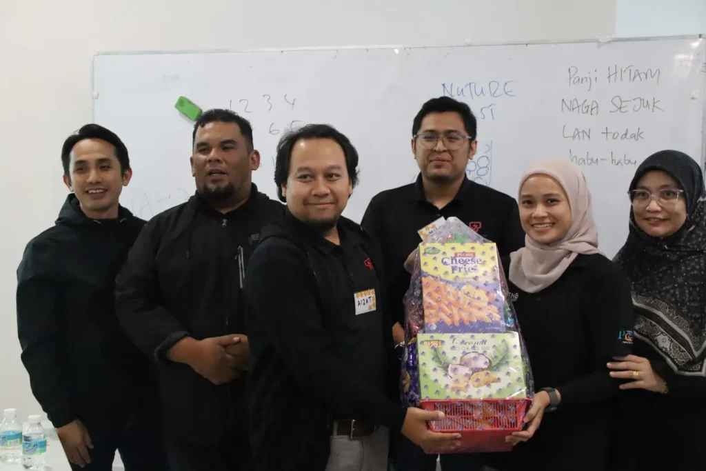 Peserta TNB Genco Academy selepas menyelesaikan aktiviti team building