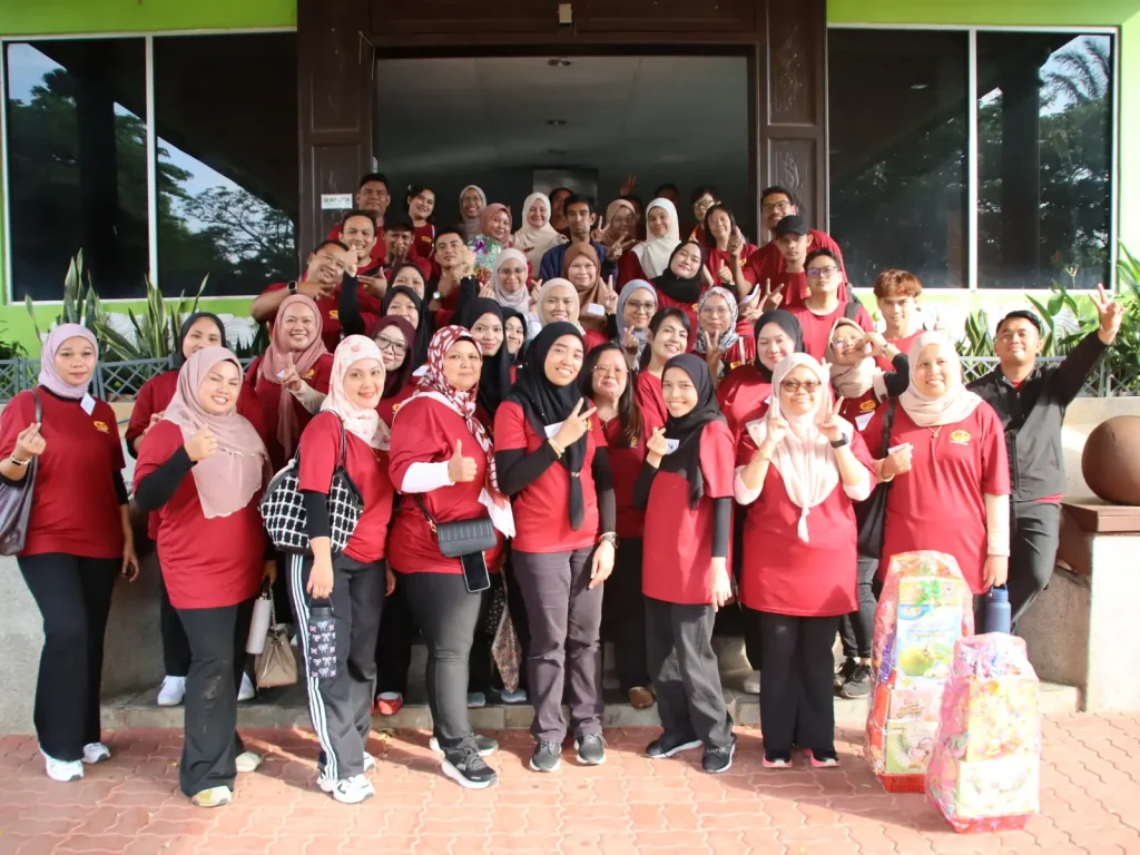 Peserta Ban Zen Motors dalam program team building di Melaka