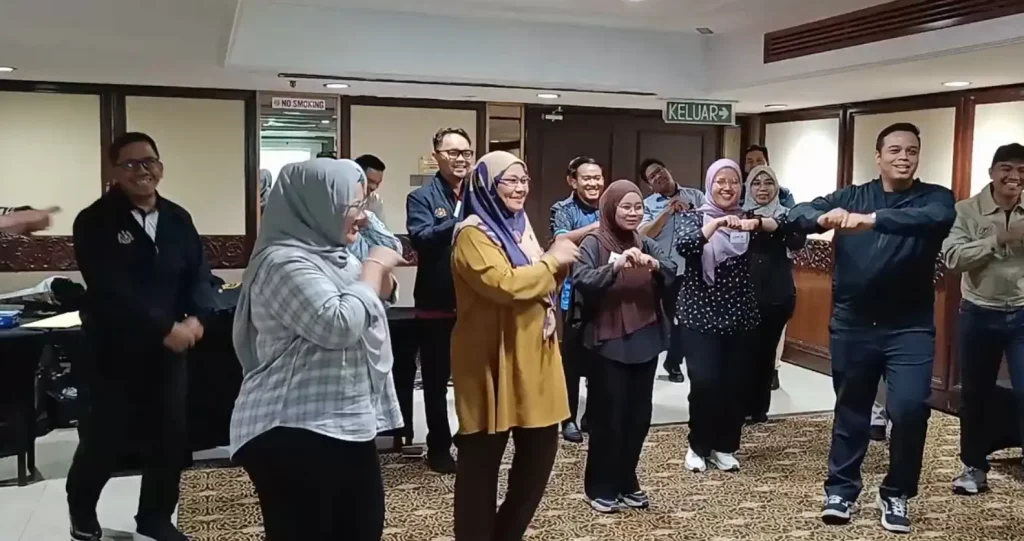 Peserta Program Team Building KPKM di Kuala Terengganu