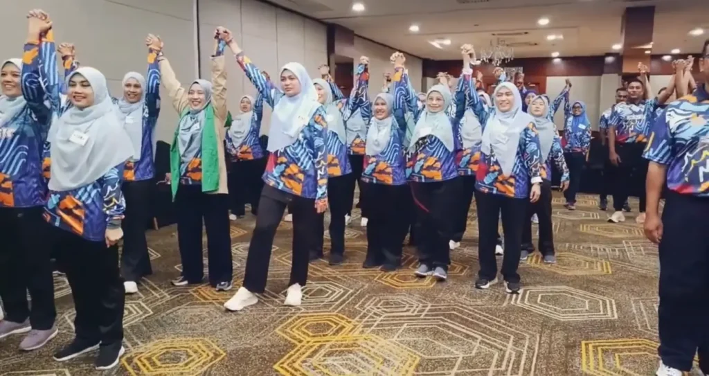64 peserta UPSI FSSK menyertai program team building di Bayou Lagoon Park Resort Melaka