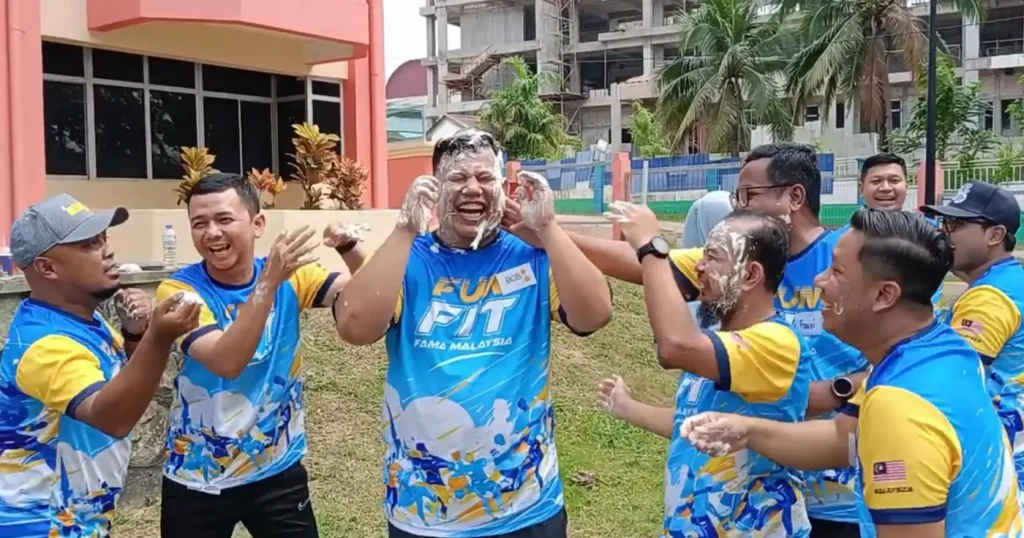 Suasana ceria peserta FAMA dalam aktiviti santai semasa program team building di Port Dickson