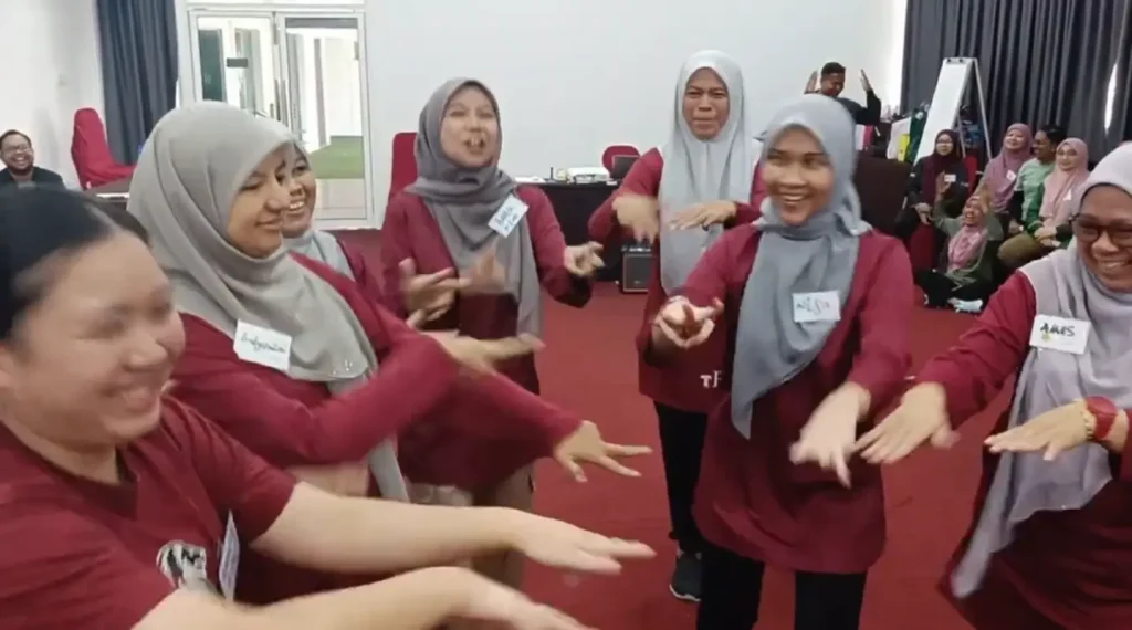 Peserta UPSI NCRDC menjalankan aktiviti team bonding berkumpulan di Melaka