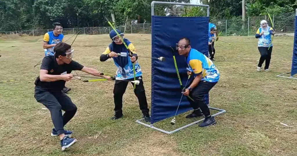 Peserta FAMA bekerjasama dalam aktiviti outdoor team building di Port Dickson