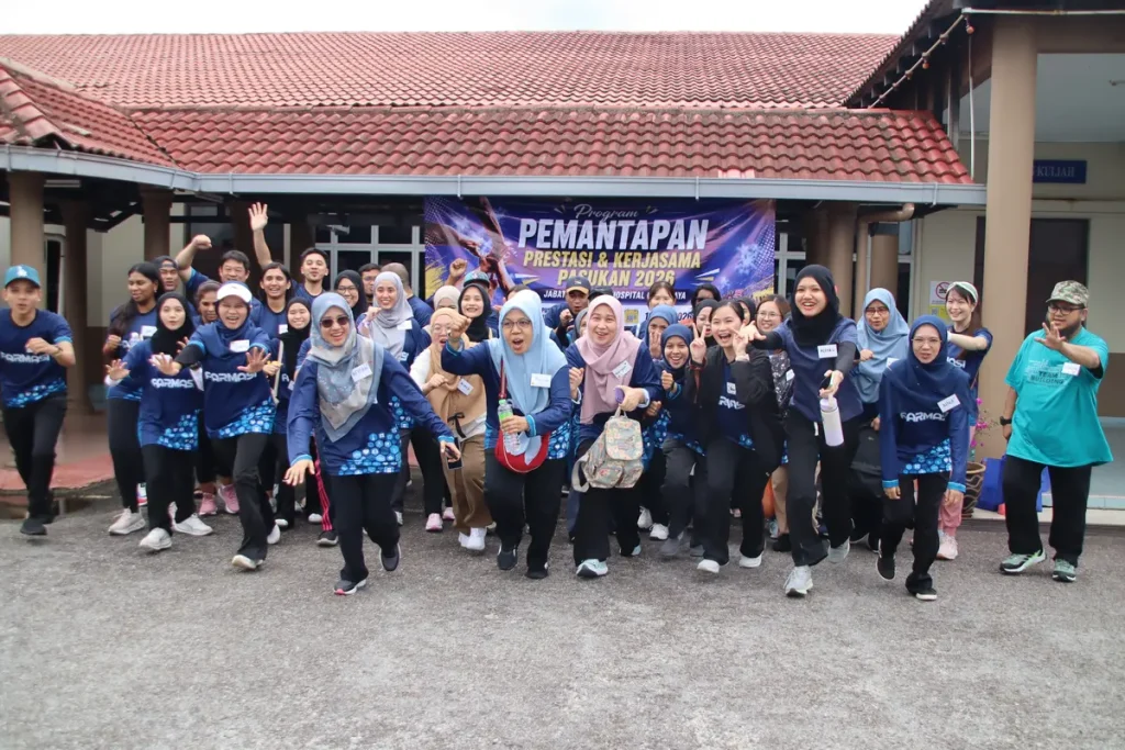 Peserta Jabatan Farmasi Hospital Cyberjaya dalam program team building di PLAS Morib