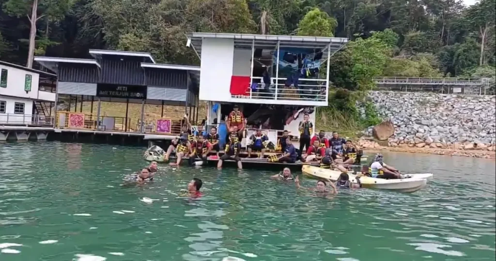 Peserta Unit Keselamatan MOF menjalani aktiviti water confidence bersama houseboat di Tasik Kenyir