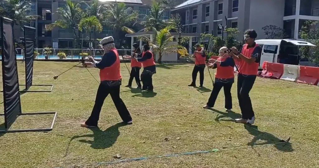 Peserta JKT KPKT menyertai aktiviti outdoor team building di Cherengin Hills Janda Baik
