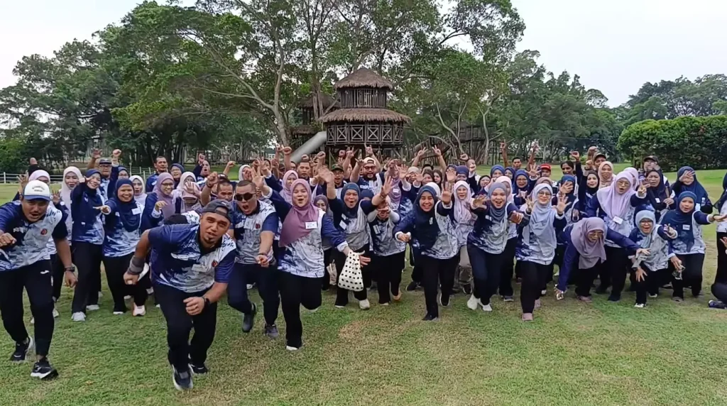Warga PNS SUK Selangor selepas Program Team Building di Amverton Cove Pulau Carey