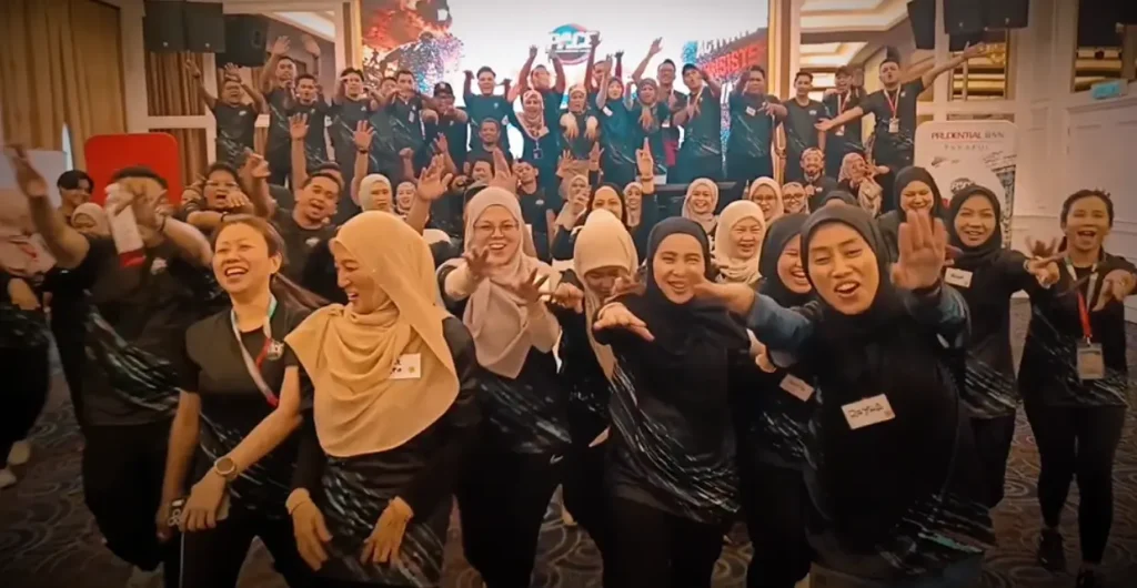 Peserta Prudential BSN Takaful dalam program team building di Tasik Villa Port Dickson