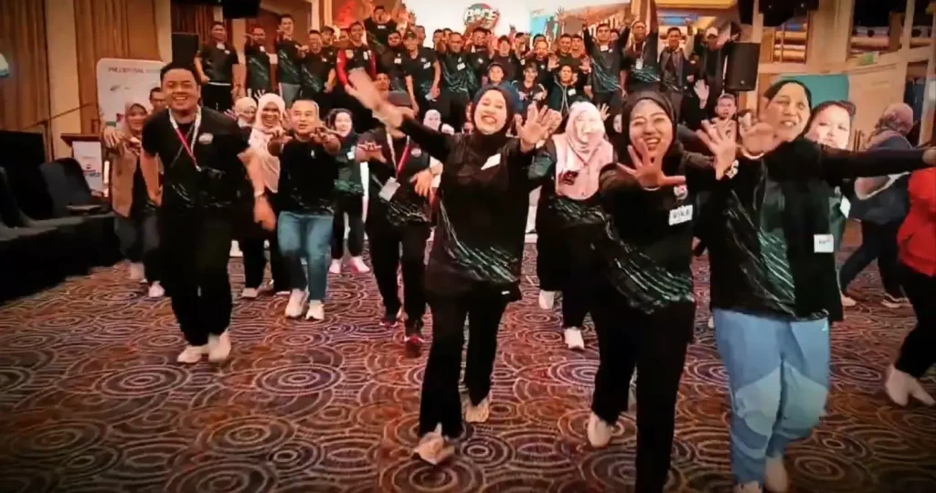 Peserta Program Team Building Prudential BSN Takaful Siri 2 di Port Dickson