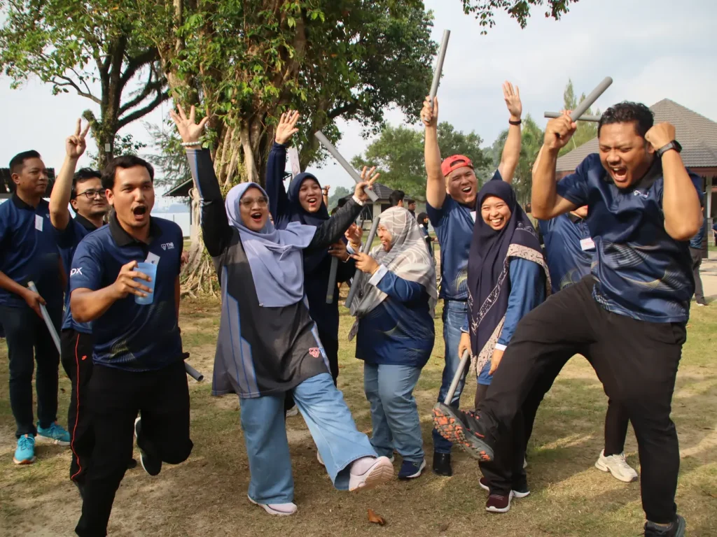 Peserta TNB Genco BDX meraikan kejayaan aktiviti The Broken Bridge di Villea Resort Port Dickson