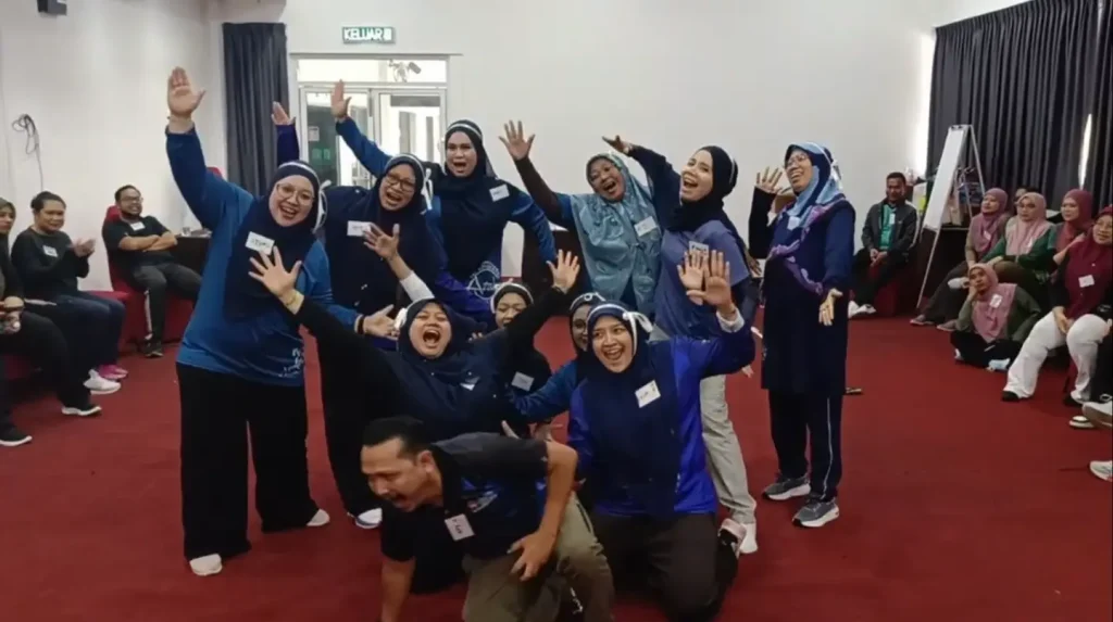 Peserta UPSI NCRDC bergambar semasa program team building di Melaka
