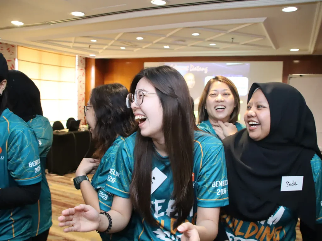 Peserta Benelux bergelak semasa sesi team engagement di Thistle Port Dickson