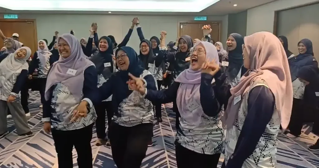 Peserta PNS SUK Selangor bergelak semasa sesi team engagement di Amverton Cove