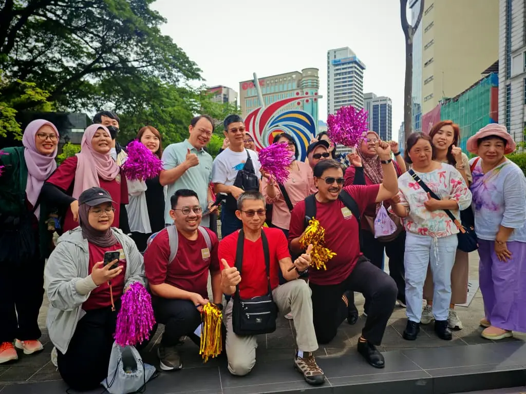 Peserta HDC Berhad berinteraksi dengan orang awam semasa Urban Explorace Kuala Lumpur