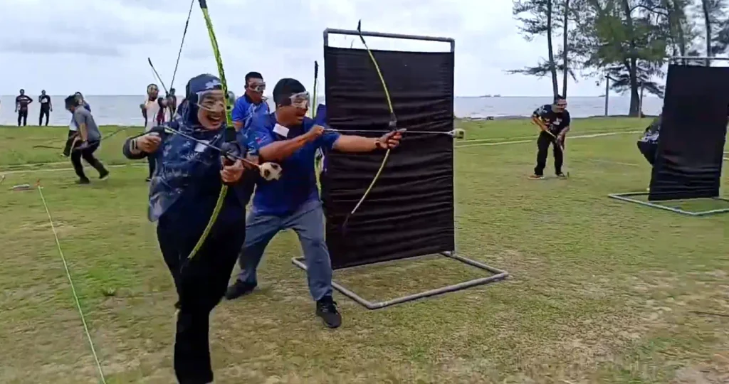 Aktiviti Archery Combat semasa team building ICU JPM di Kemaman