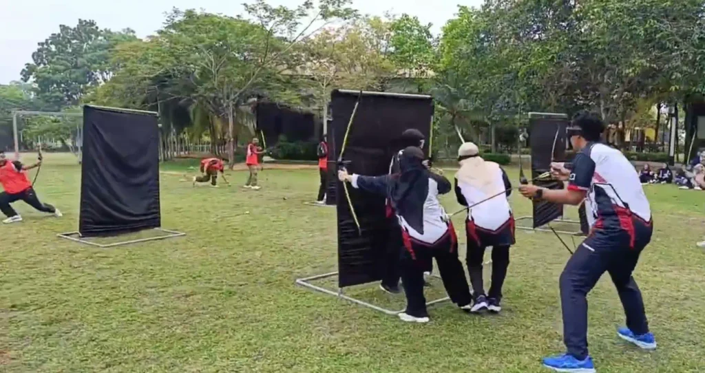 Peserta Mahligai Idaman bekerjasama dalam aktiviti Archery Combat di Kuala Terengganu